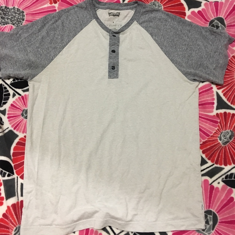 Levi’s t shirt